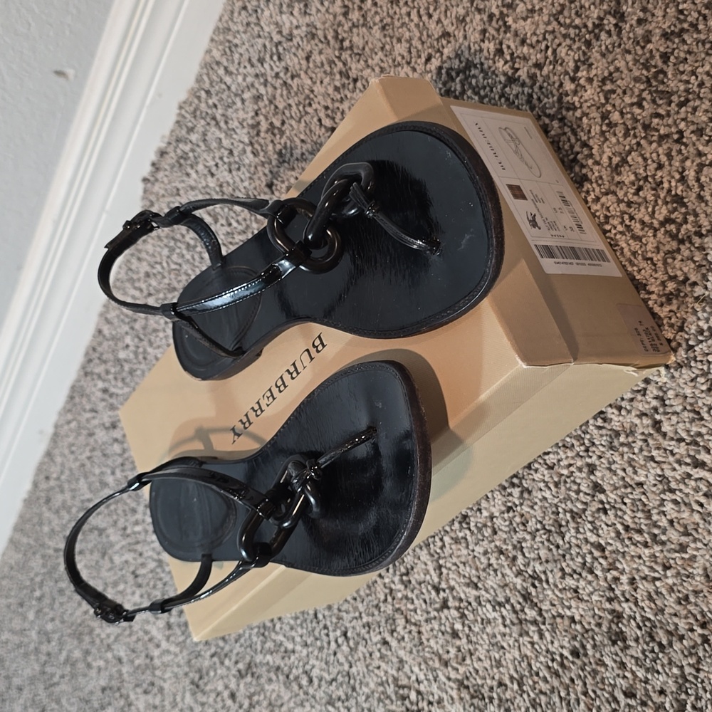 BURBERRY PATENT SANDAL